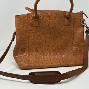 Gun Tote’n Mamamas, Tan color purse.  Crocodile pattern, cowhide.